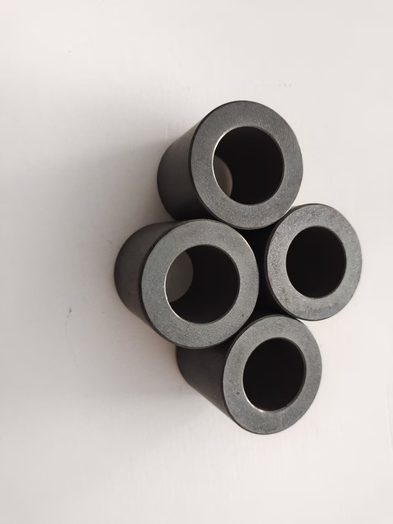 Najnowsze blogi firmy Optymalizacja magnetycznego obwodu cewki głośnikowej: Przewodnik projektowy dotyczący jednorodności rozkładu strumienia w magnesach pierścieniowych ferrytowych