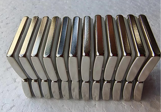 kupować N52 Arc Neodymowe magnesy silnikowe Arc Flat 19x30x4,5 mm z alternatorem samochodowym z silnikiem prądu przemiennego online manufacture