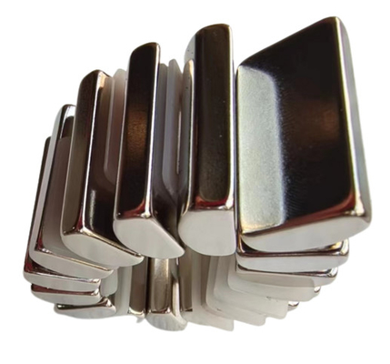 kupować Niestandardowy kształt z jednej strony płaski z jednej strony zakrzywiony W15mmxL30mmxH8mm N52 Arc magnesy neodymowe do zasilania energią elektryczną online manufacture