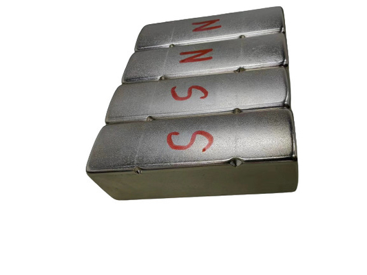 kupować N52 65x20.5x20 Polarność na krzywej powierzchni z niewielkimi odłamkami po stronach promieniowania Silne pole magnetyczne MGOe online manufacture